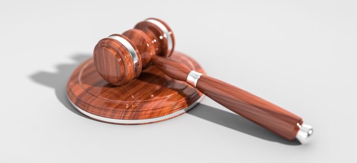 天眼查、司法风险模块界面示意，展示被执行信息列表、失信被执行人标签与裁判文书查询入口